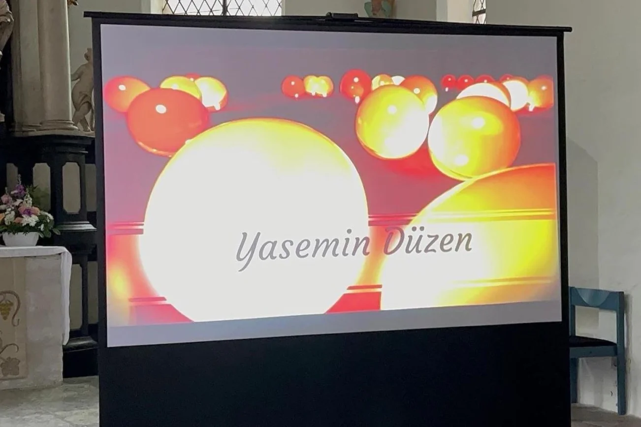Leinwand mit Aufschrift Yasemin Düzen