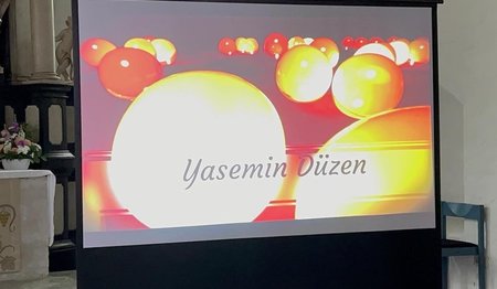 Leinwand mit Aufschrift Yasemin Düzen