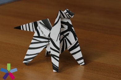 aus Papier gefaltetes Zebra  - Copyright: Ev. Frauenwerk
