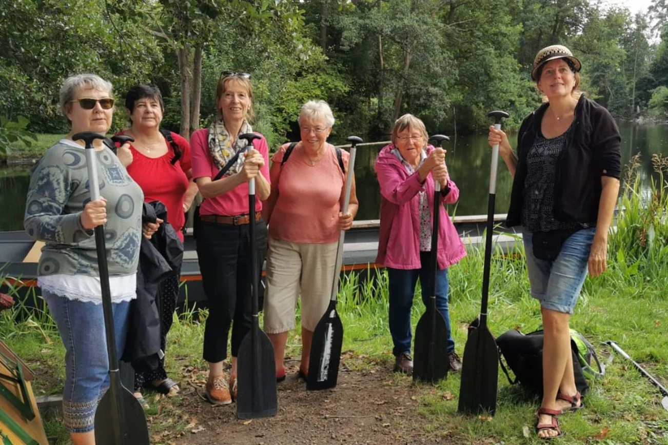 Sechs  Frauen stehen mit Paddel in der Hand