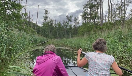 Zwei Frauen im Boot 