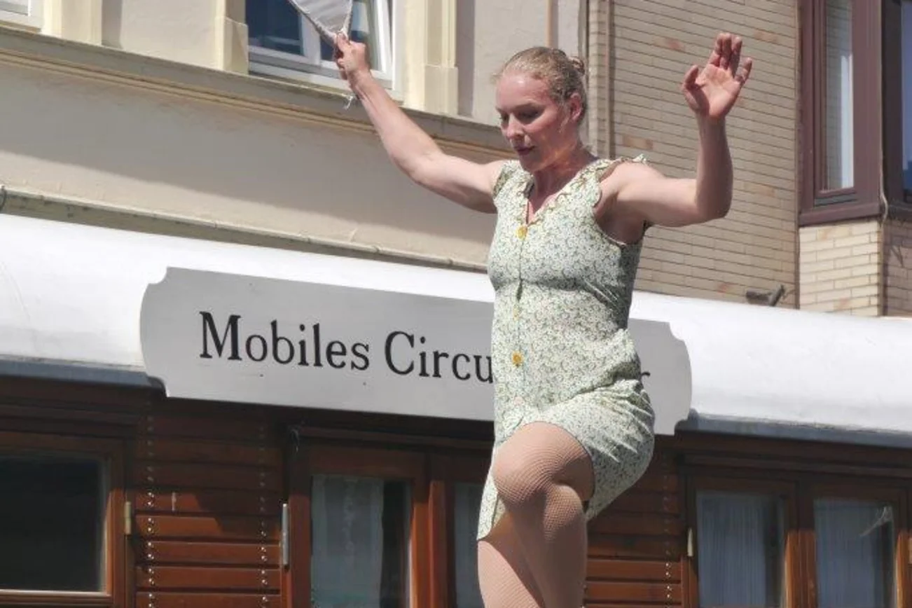 Tänzerin auf dem Seil ohne Netz