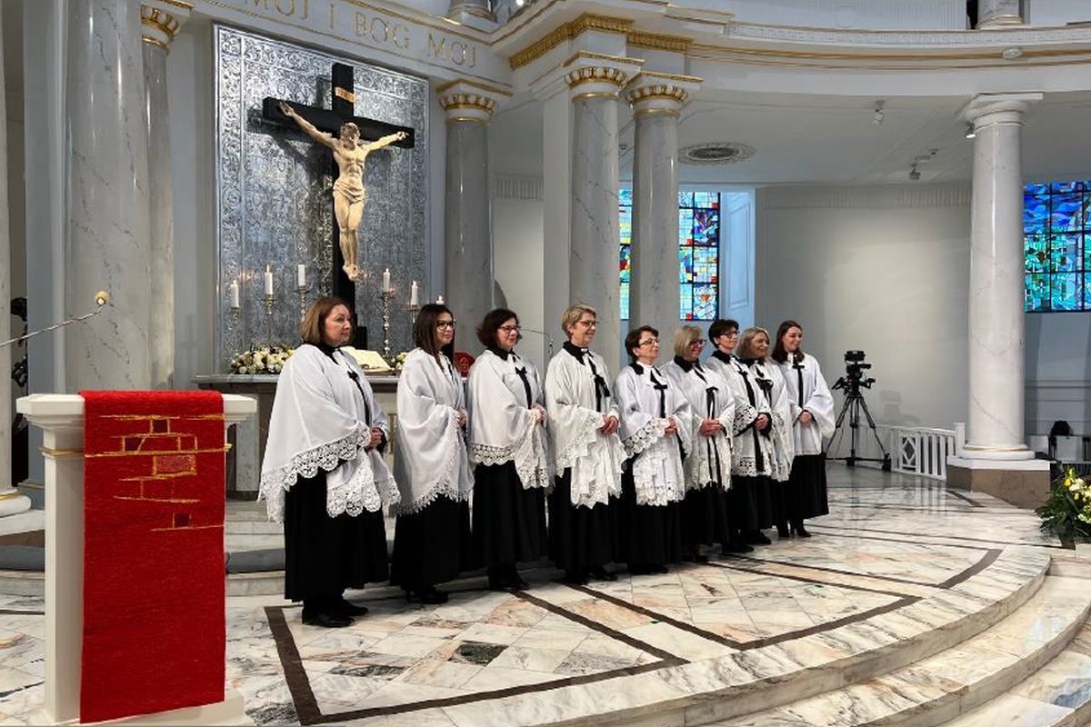 neun Pfarrerinnen vor dem Altar