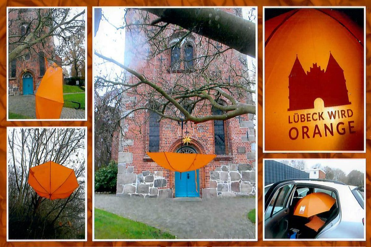 Fotocollage aus 5 Fotos mit orangefarbenen Regenschirmen an verschiedenen Lübecker Orten platziert
