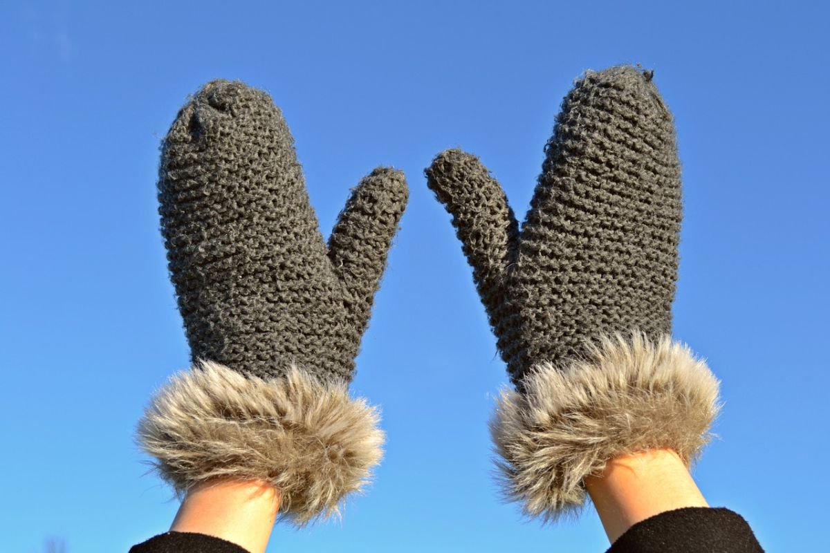 zwei Hände mit Handschuhen 