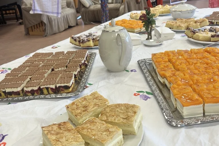 gedeckter Kaffeetisch mit verschiedenen Kuchen