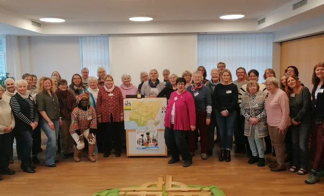 eine große Frauengruppe steht im Halbkreis