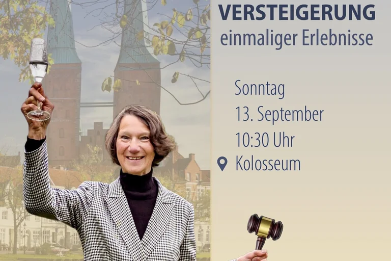 Frau mit Hammer in der Hand für Versteigerung