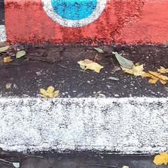 bunte Treppenstufe mit Blättern darauf