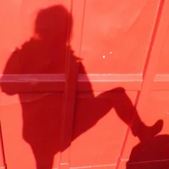 rote Treppenstufen mit Schrift auf unterster Stufe: Selbsermächtigung