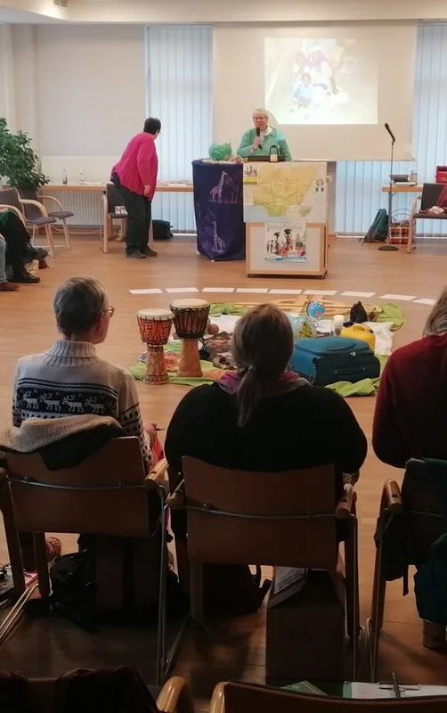 Frauen sitzen in Kreis bei einer Veranstaltung