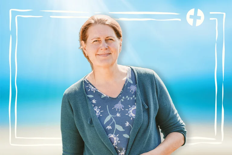 Eine Frau schaut in die Kamera