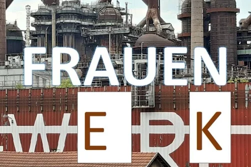 Schriftzug Frauenwerk, Hintergrund Bild einer Fabrik