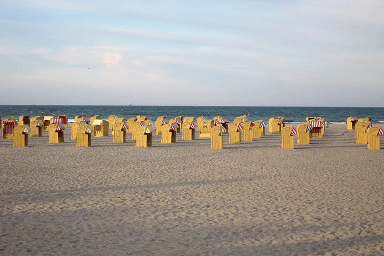 Strandkörbe am Strand - dahinter das Meer
