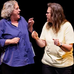 zwei Frauen im Gespräch