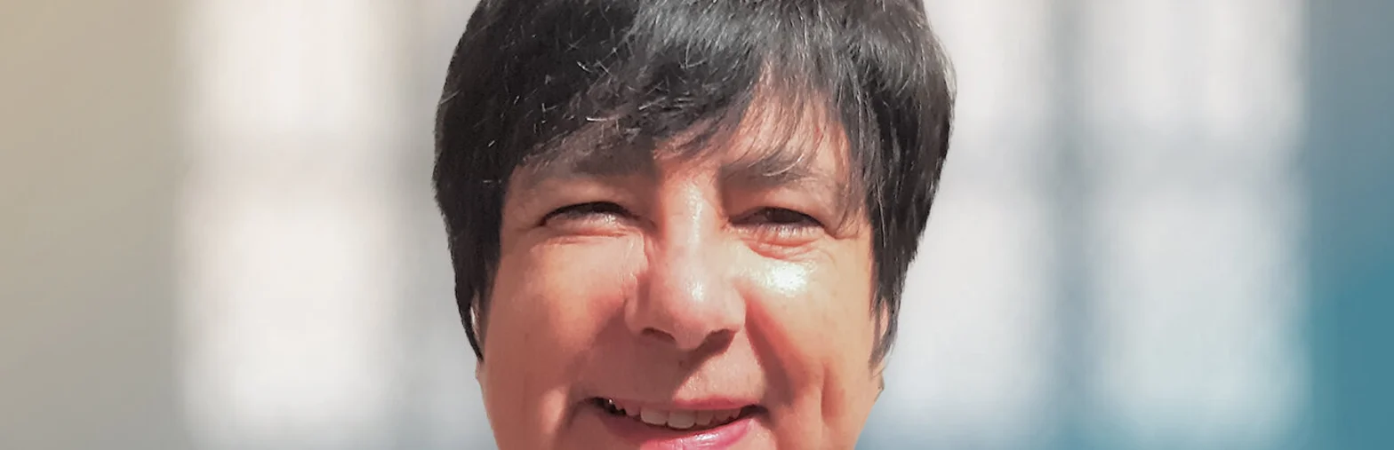 Eine Frau schaut in die Kamera