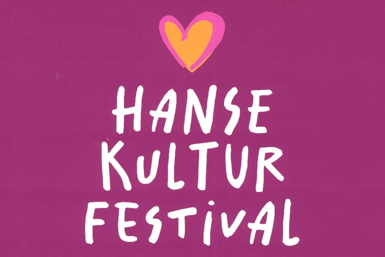 Ein magentafarbener Hintergrund, darauf der Text HANSE KULTUR FESTIVAL, die Worte untereinander, darüber ein orangenes Herz
