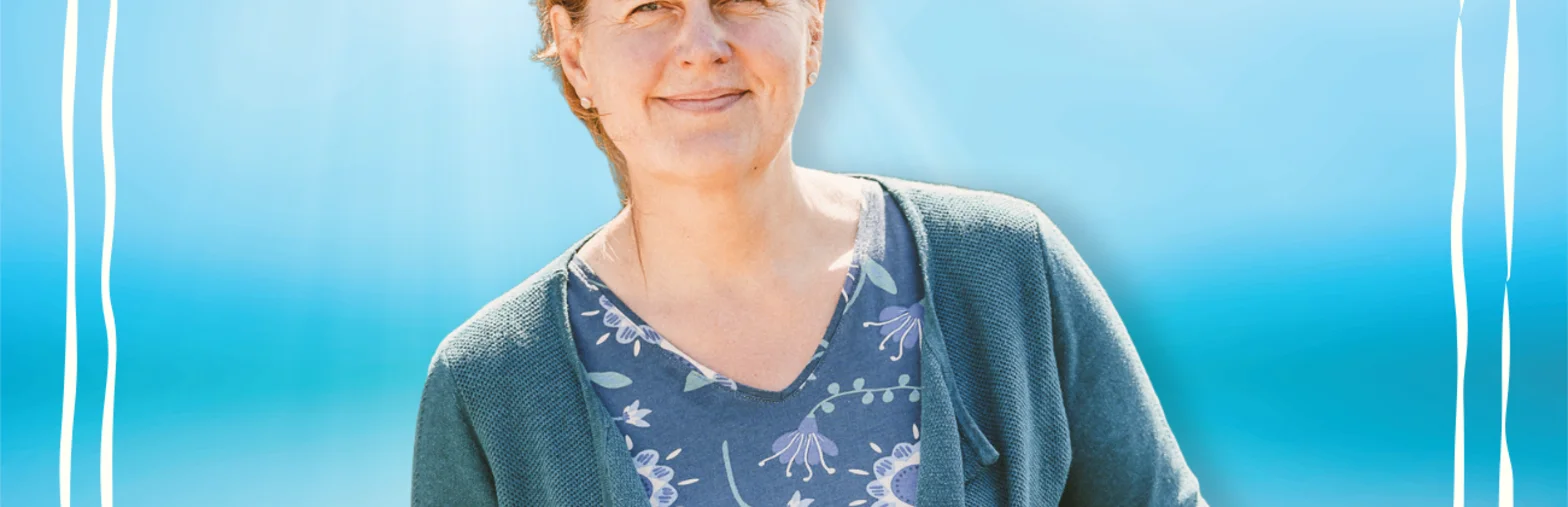 Eine Frau schaut in die Kamera