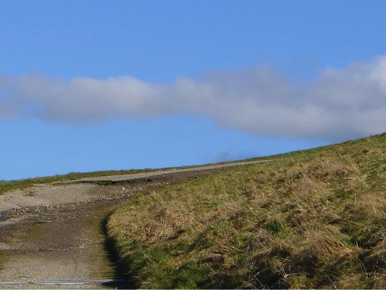 Landschaft mit Weg und blauem Himmel
