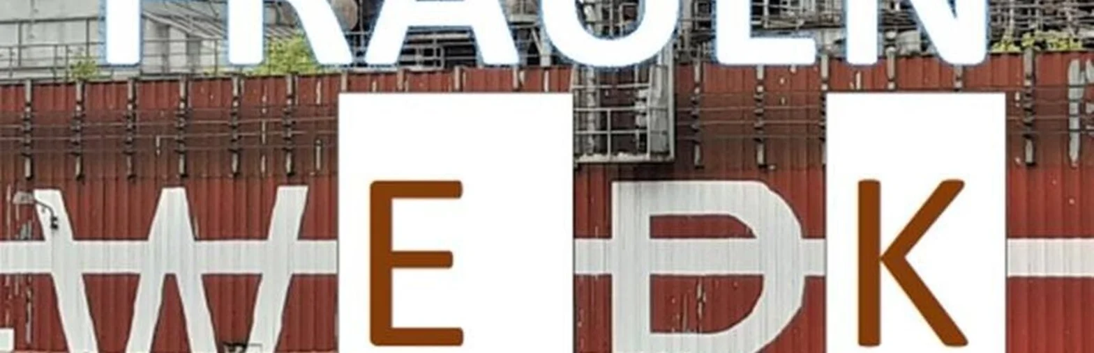 Schriftzug Frauenwerk, Hintergrund Bild einer Fabrik