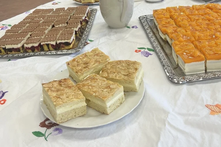 gedeckter Kaffeetisch mit verschiedenen Kuchen
