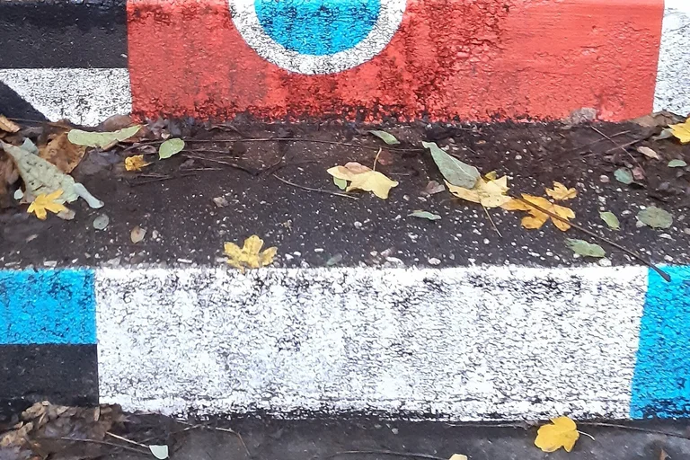 bunte Treppenstufe mit Blättern darauf
