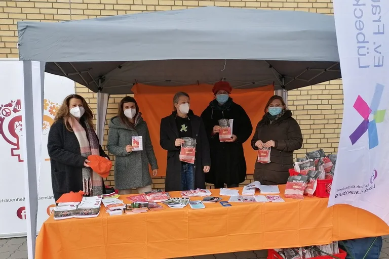 5 Frauen mit Brötchentüten und Flyern in der Hand