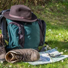 Wanderschuhe, Rucksack mit Hut und Karte