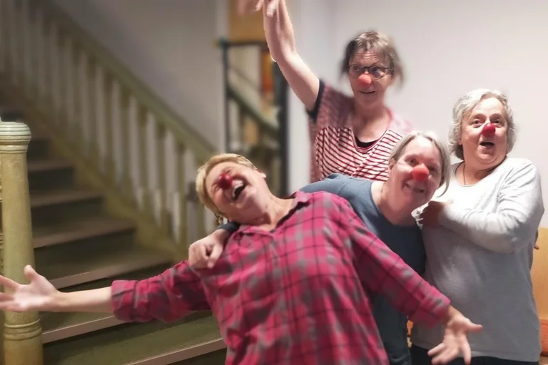 Vier Frauen mit Clownsnase