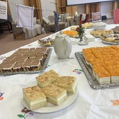 gedeckter Kaffeetisch mit verschiedenen Kuchen
