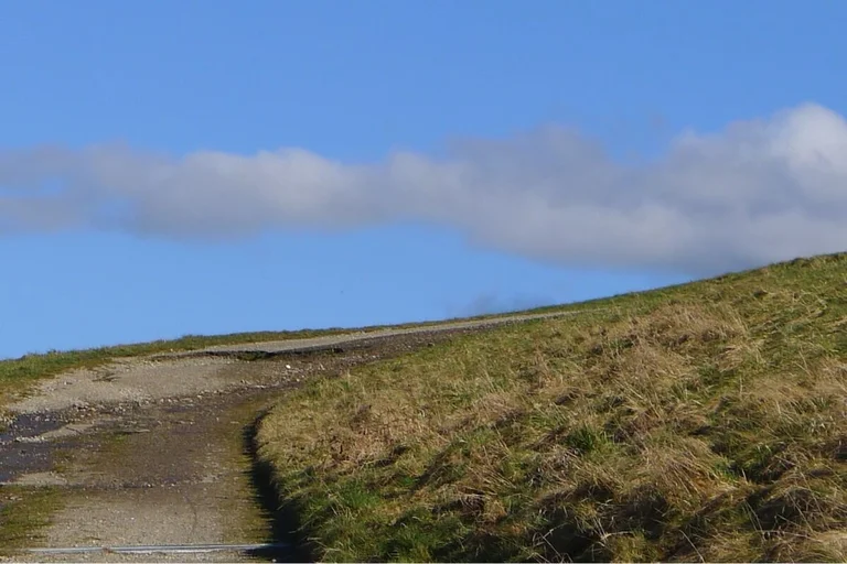 Landschaft mit Weg und blauem Himmel
