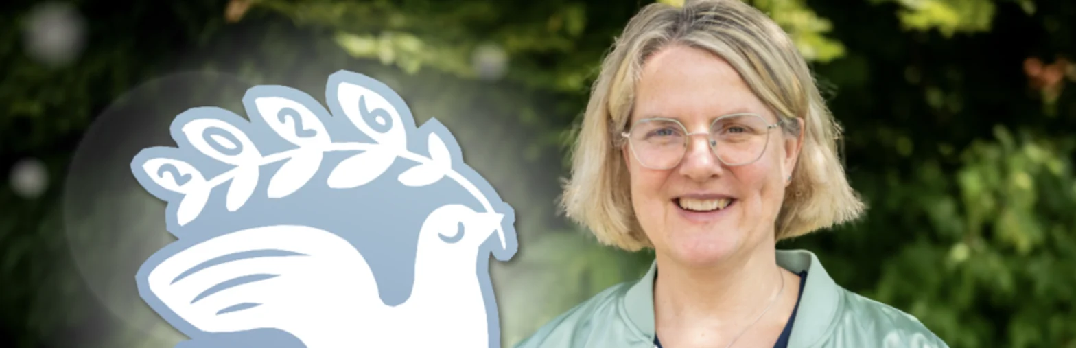 Pastorin Anne Freudenberg-Klopp und die Grafik einer Friedenstaube