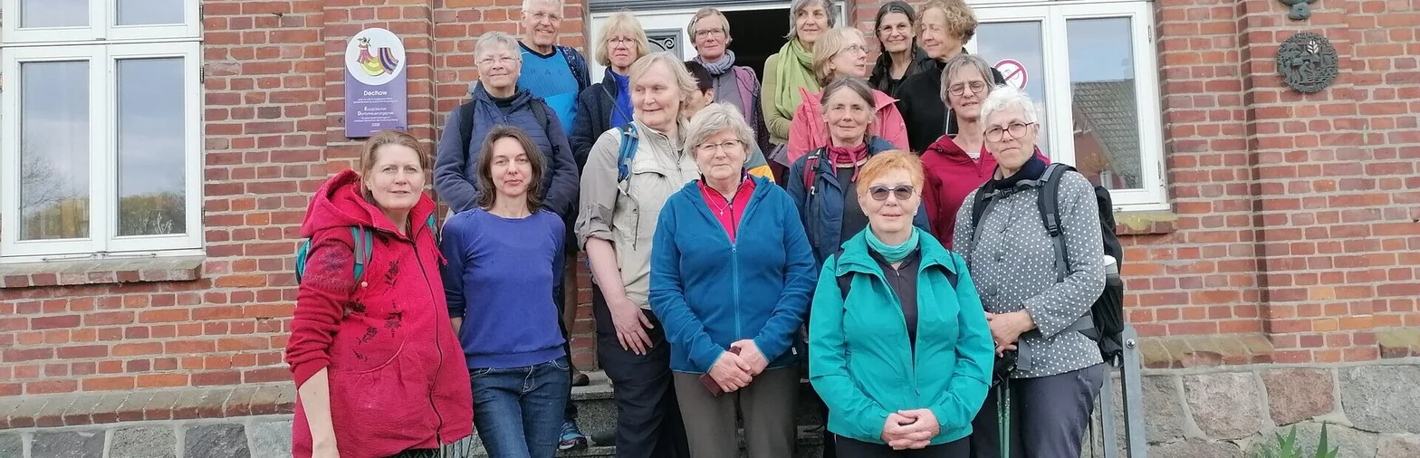 Menschen stehen auf einer Treppe vor dem Haus