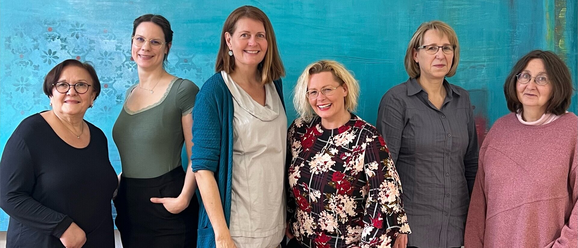 6 Frauen stehen nebeneinander